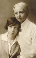 С матерью Фредерикой Гальпериной. Апрель 1934 г.